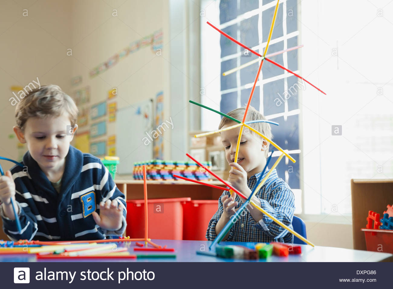 Niños jugando en la escuela primaria Foto de stock