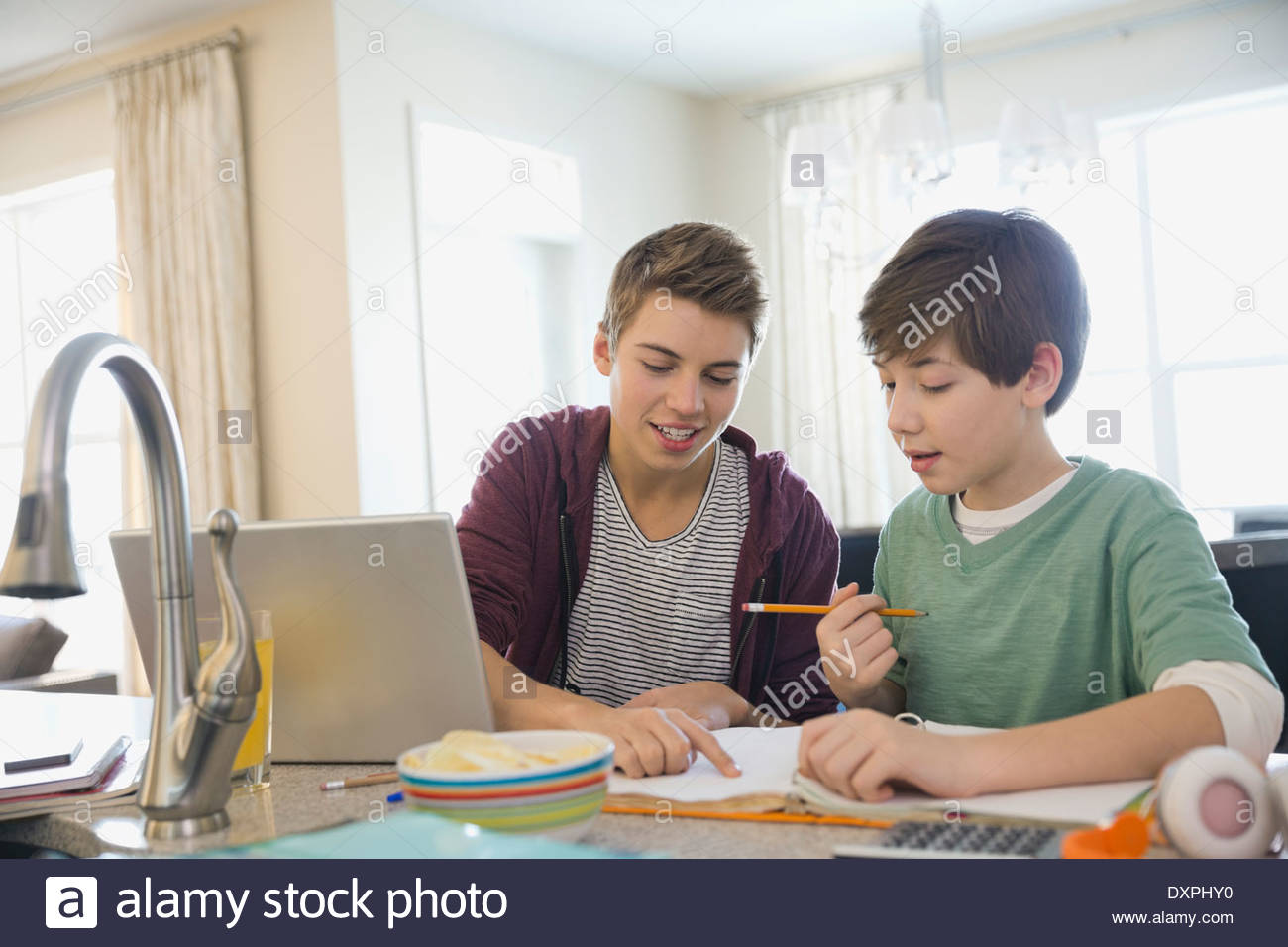 Boy ayudar al hermano en hacer los deberes Foto de stock