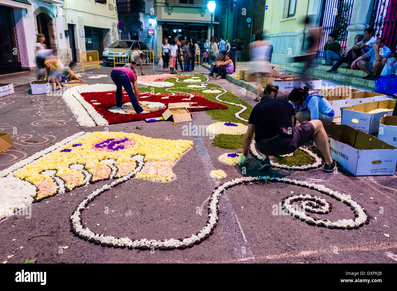 Calles adornadas con alfombras de flores, Celebración del Corpus Christi, Sitges, El Garraf, Barcelona, Cataluña, España Foto de stock