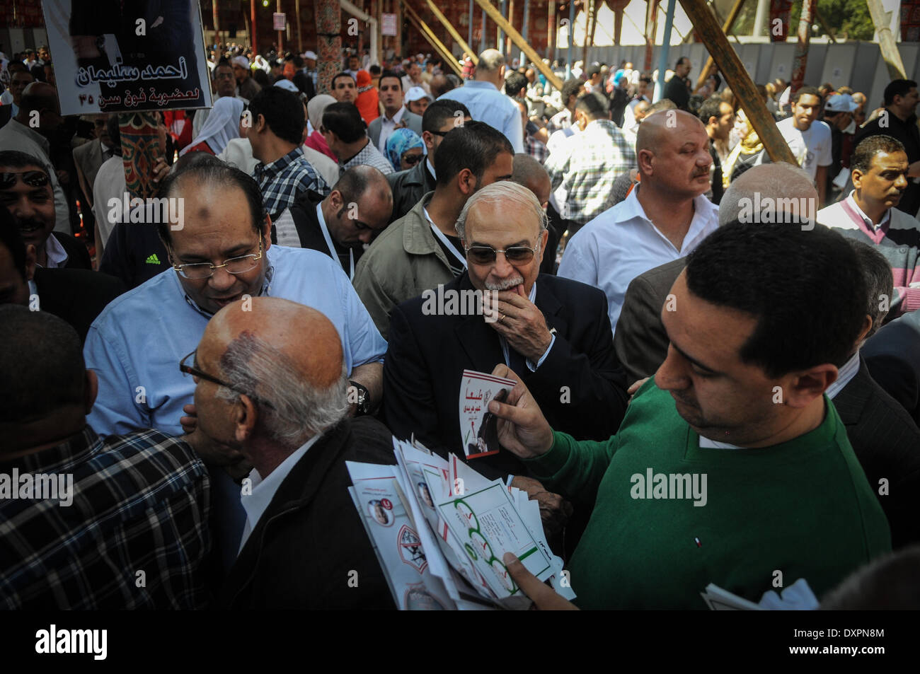 El Cairo, Egipto. 28 Mar, 2014. Las elecciones para la gestión de Egipto son dos de los principales clubes de fútbol, Ahly y Zamalek, tuvo lugar el viernes en medio de la controversia en torno a la injerencia del gobierno en el fútbol. Las elecciones tuvieron lugar en un 'extremadamente difícil'' contexto, escribió el periódico de propiedad privada Al-Shorouk, sugiriendo que esto resulte una pesada carga para los ganadores al hombro. Crédito: Zuma Press, Inc./Alamy Live News Foto de stock
