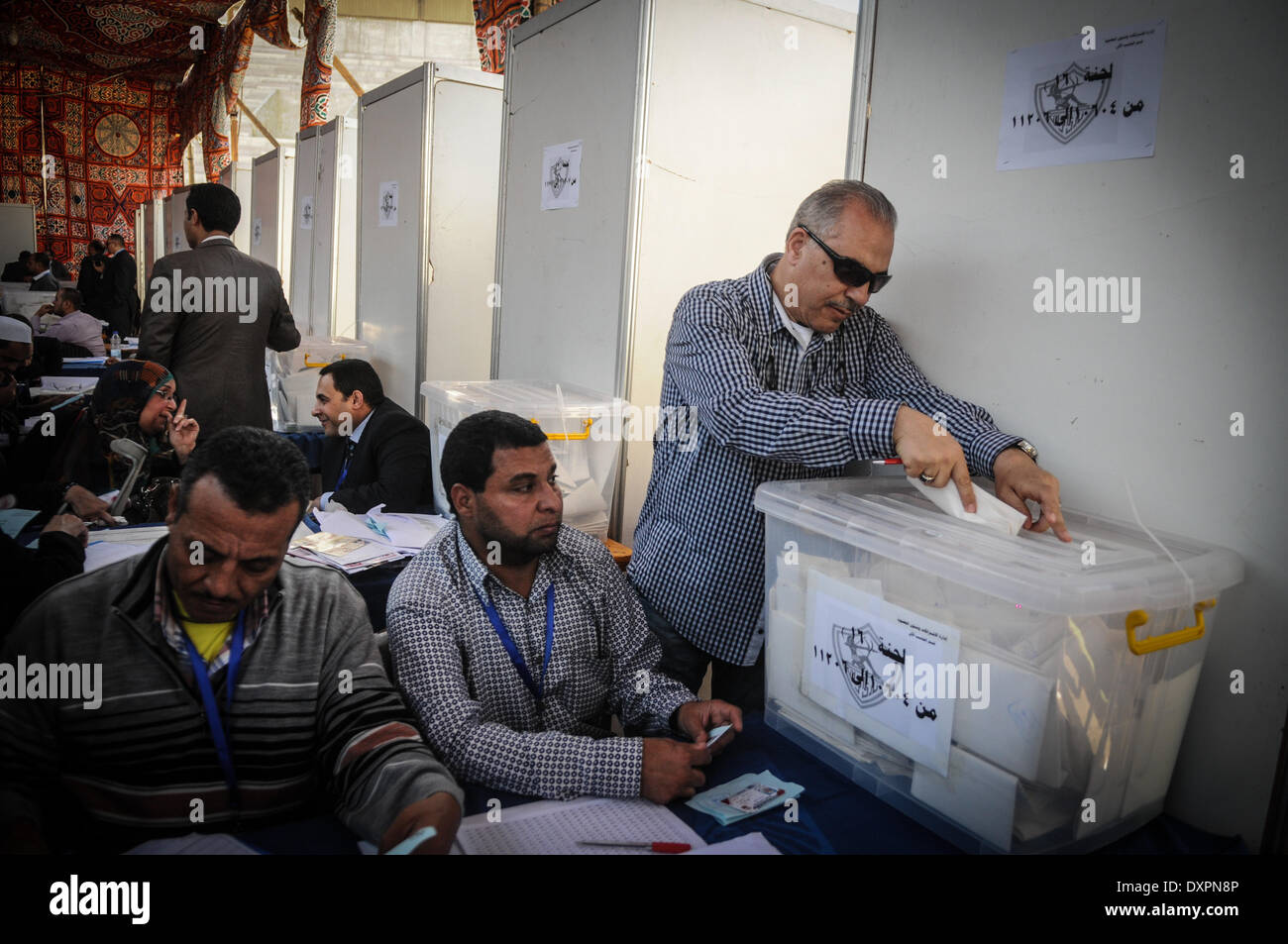 El Cairo, Egipto. 28 Mar, 2014. Las elecciones para la gestión de Egipto son dos de los principales clubes de fútbol, Ahly y Zamalek, tuvo lugar el viernes en medio de la controversia en torno a la injerencia del gobierno en el fútbol. Las elecciones tuvieron lugar en un 'extremadamente difícil'' contexto, escribió el periódico de propiedad privada Al-Shorouk, sugiriendo que esto resulte una pesada carga para los ganadores al hombro. Crédito: Zuma Press, Inc./Alamy Live News Foto de stock