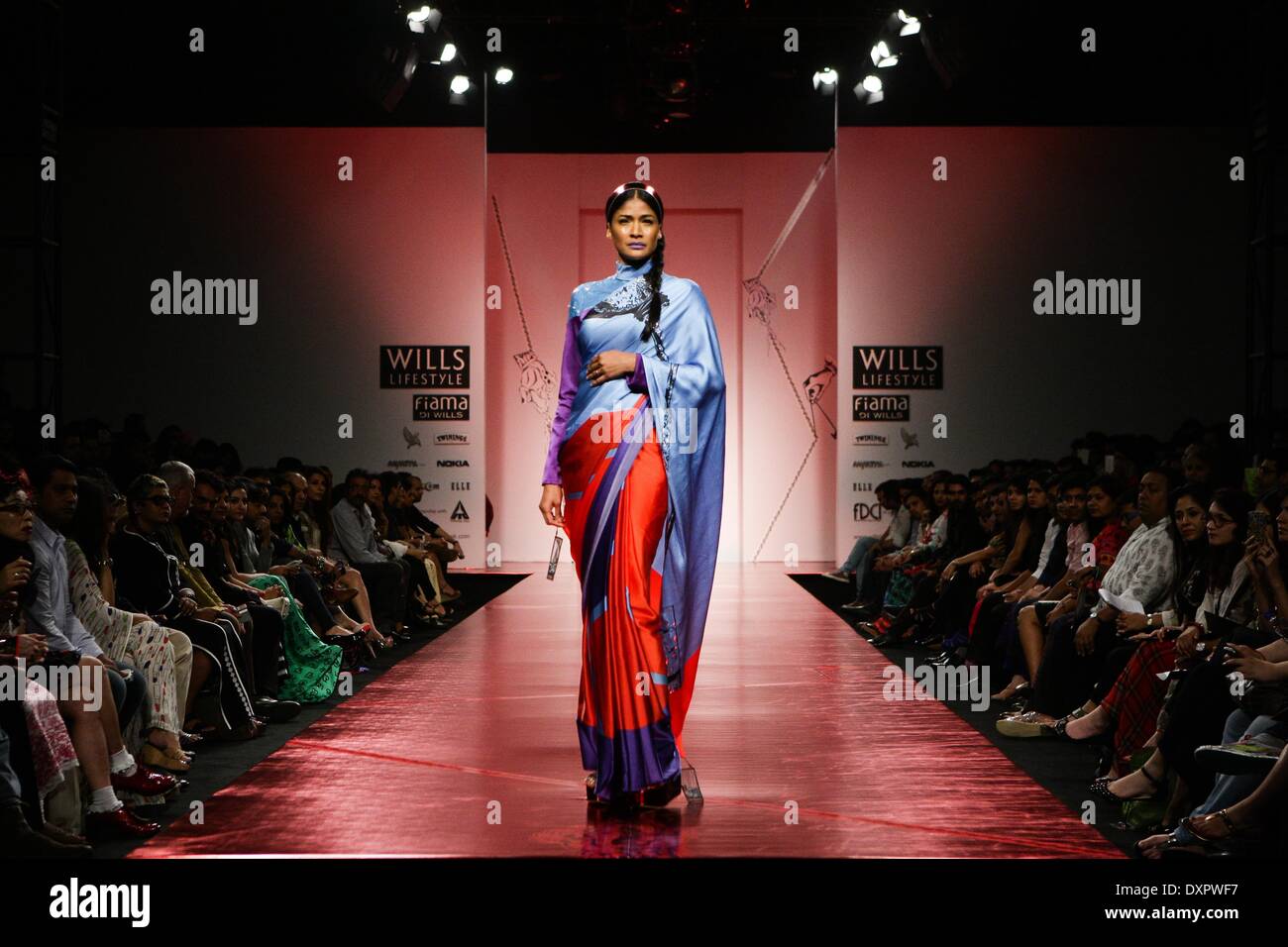 Bhubaneswar, India. 28 Mar, 2014. Una modelo presenta una creación de Satya Paul en la Wills Lifestyle India Fashion Week otoño invierno 2014 en Nueva Delhi, capital de India, 28 de marzo de 2014. Crédito: Zheng Huansong/Xinhua/Alamy Live News Foto de stock