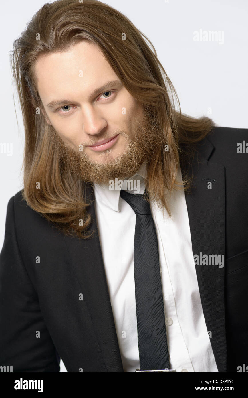 Un hombre de cabello largo, modelo masculino con barba vestidos de traje y  corbata close-up retrato headshot Fotografía de stock - Alamy