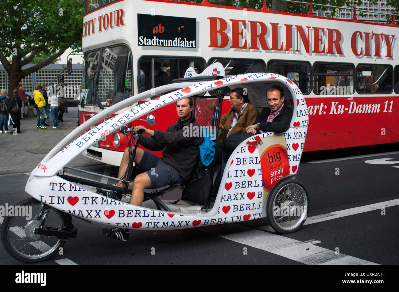 El bus turístico y turistas en bicicleta en Berlín, Alemania. Ciudad Berliner Bus. Si usted decide visitar Berlín, un tour en bicicleta es la mejor Foto de stock