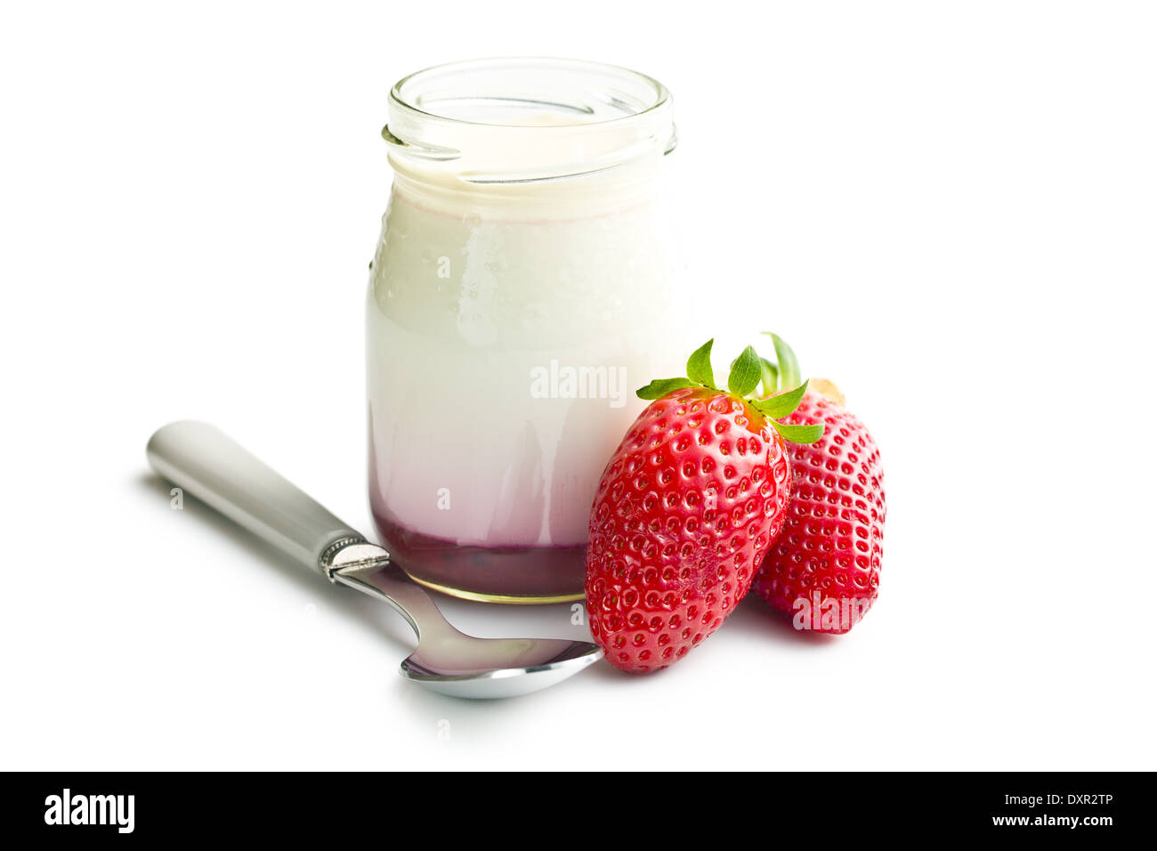 En tarro de yogur con fresas sobre fondo blanco. Foto de stock