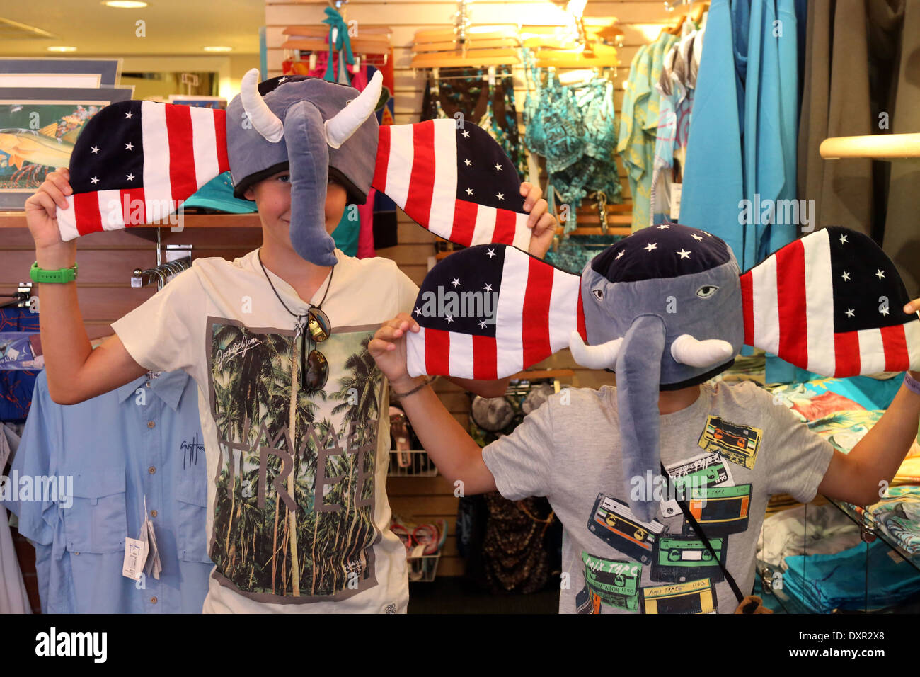 Pasar una rejilla, Estados Unidos de América, los muchachos vistiendo gracioso Huete en forma de elefante Foto de stock