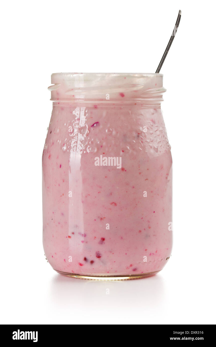 Mezcla yogurt frutado en jar sobre fondo blanco. Foto de stock