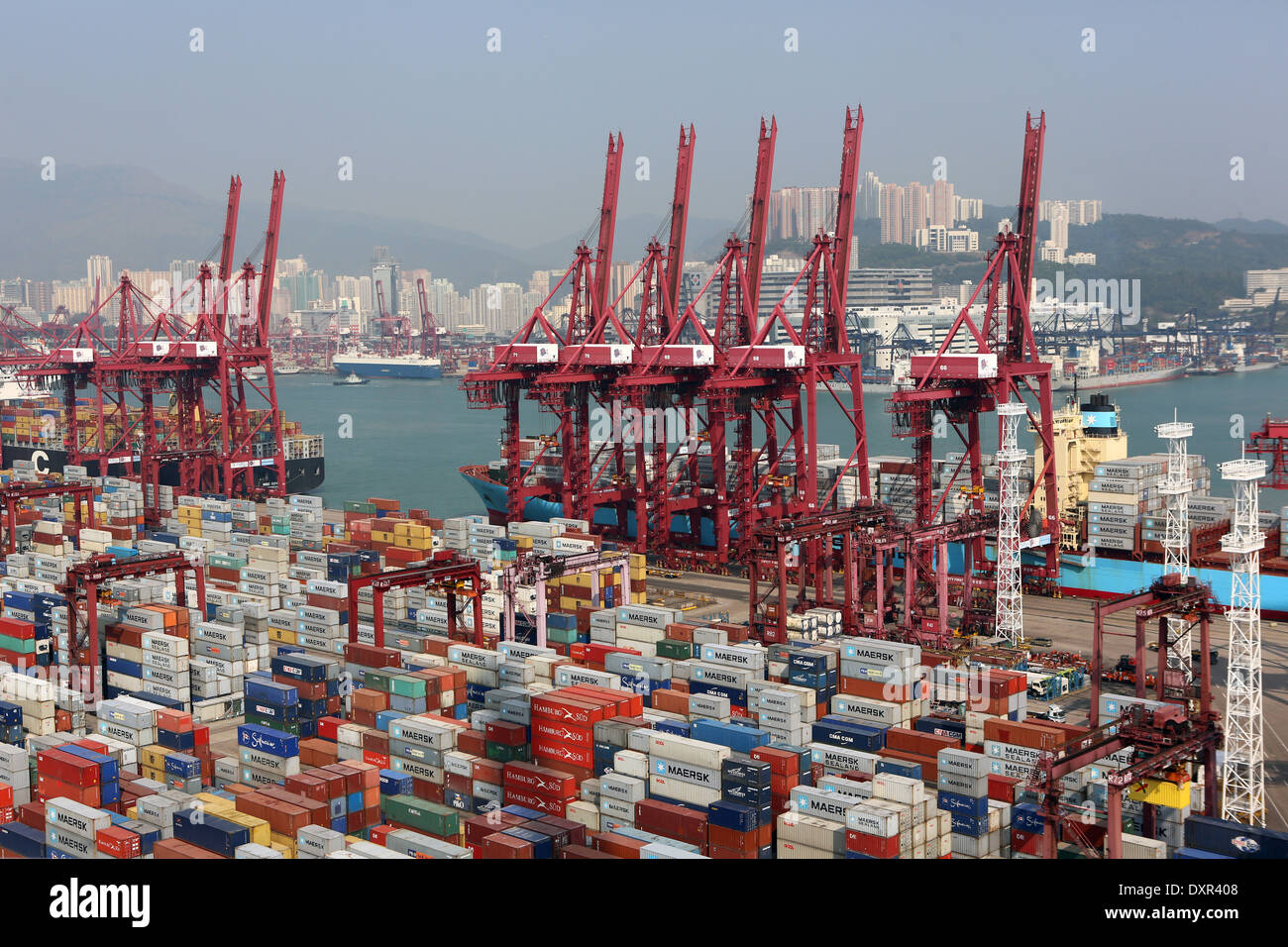 Hong Kong, China, grúas de carga en la Terminal Internacional de Hong Kong,  puerto de contenedores Fotografía de stock - Alamy