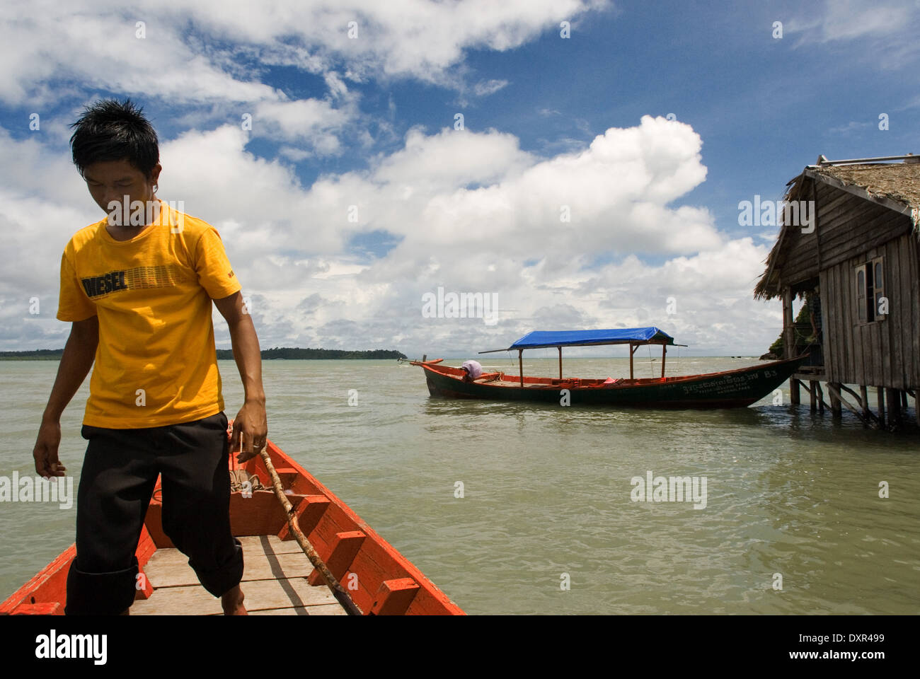 Cabaña en el Parque Nacional de Ream. Un barco rojo enfoques. El Parque Nacional de Ream está a 18 km del centro de la ciudad de Sihanoukville, hacia P Foto de stock