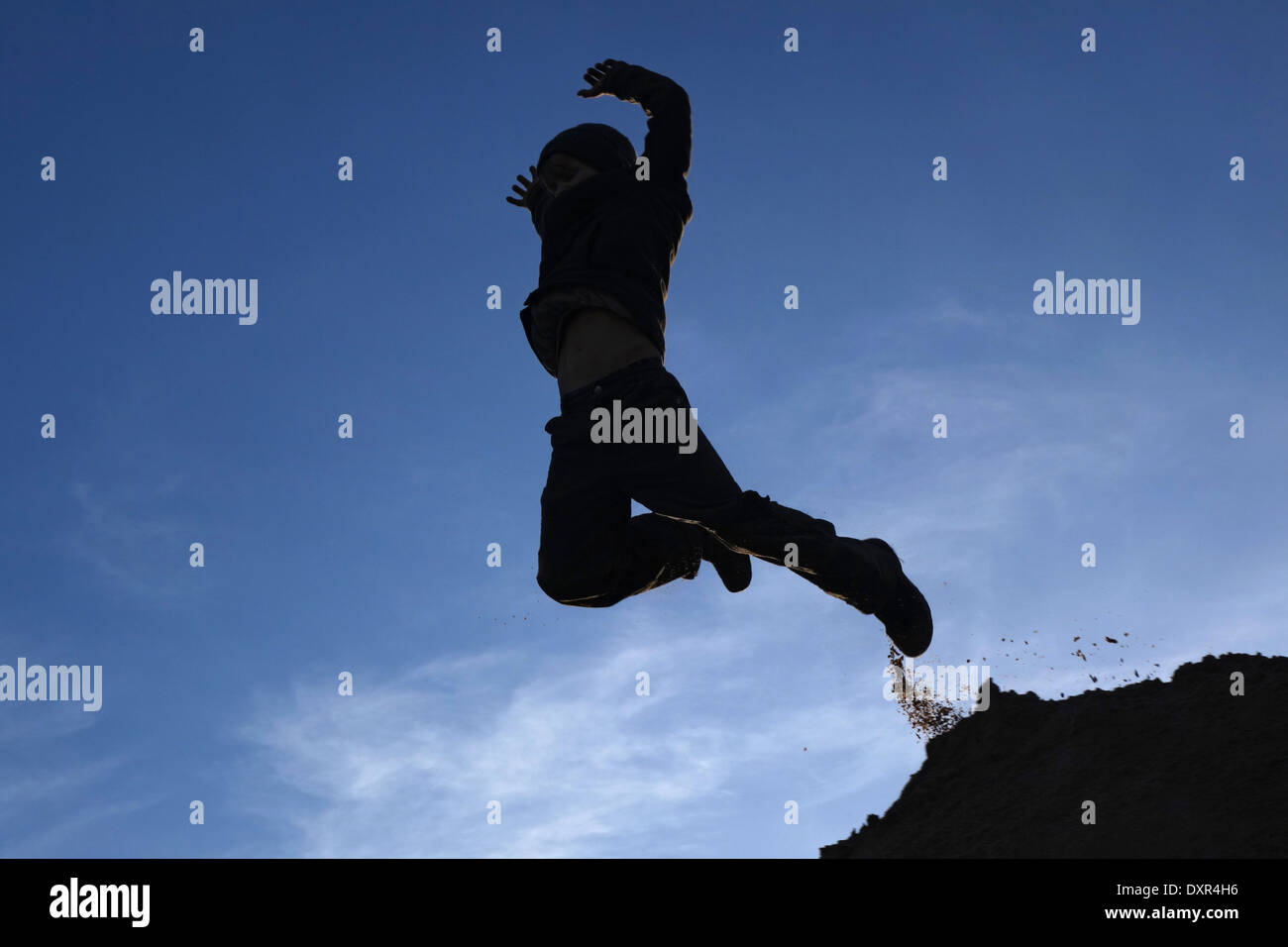 Schepsdorf, Alemania, silueta, un chico se hace un salto en el aire Foto de stock