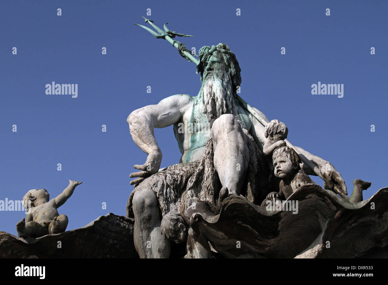 Berlín, Alemania, las cifras de la fuente de Neptuno Foto de stock
