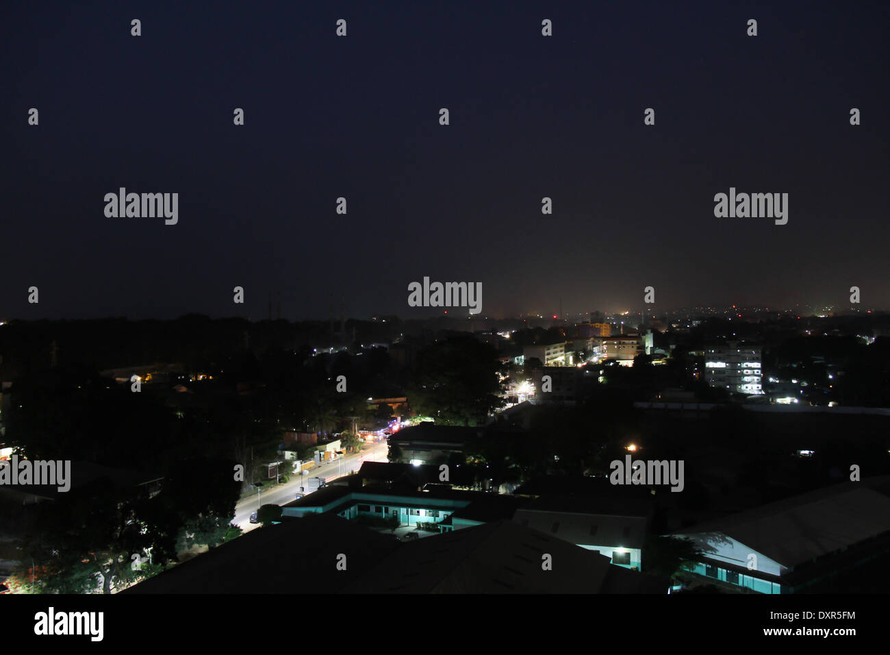 (140329) -- CONACRY, 29 de marzo de 2014 (Xinhua) -- Foto tomada el 25 de marzo de 2014 muestra la vista de la ciudad de Conakry durante la noche, la capital de Guinea. Este grupo de foto, tomada alrededor de la tierra, hora del día, que cae el 29 de marzo de este año, muestra la vista nocturna diaria de algunas ciudades principales corto de electricidad el poder en países de África subsahariana, como Mozambique, República del Congo, Ghana, Ruanda, Togo, etc. Guinea sólo puede garantizar 24 horas de alimentación para aeropuertos y puertos, dejando a otra parte del país con extrema insuficiencia de electricidad. Parte de Conacry suburbios va sin alimentación durante meses un Foto de stock