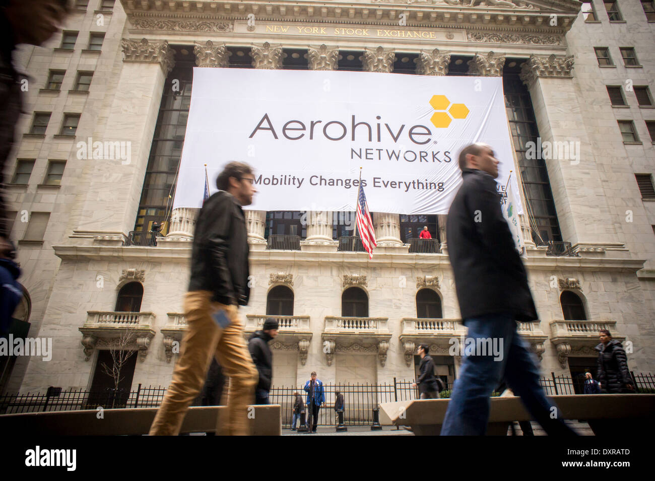 Un banner en la parte frontal de la Bolsa de Nueva York celebra el primer  día de cotización de Aerohive Networks Fotografía de stock - Alamy
