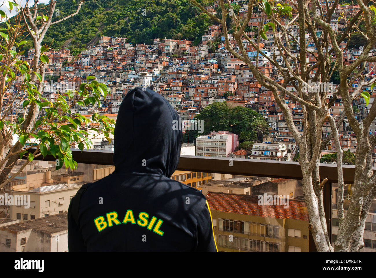 Mirando en las favelas de Río de Janeiro, Brasil. Foto de stock
