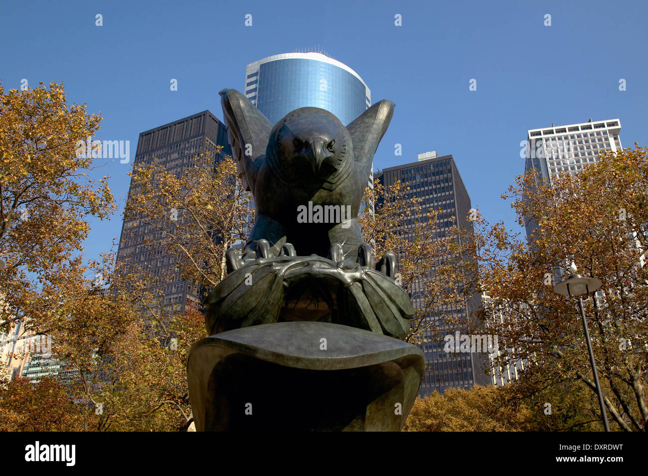 Águila de bronce en el Monumento a la batalla americana en Battery Park, Nueva York, NY Foto de stock