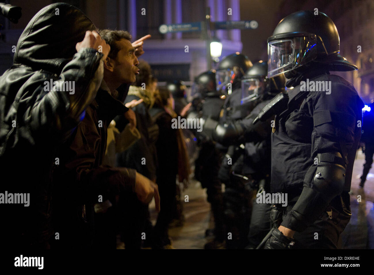 Facing riot police fotografías e imágenes de alta resolución - Alamy