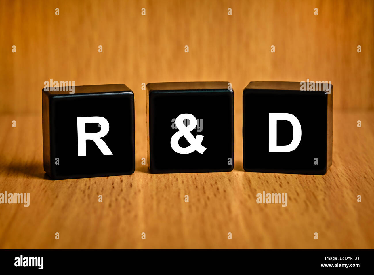 R&d Investigación y desarrollo o texto en el bloque negro, concepto de negocio Foto de stock