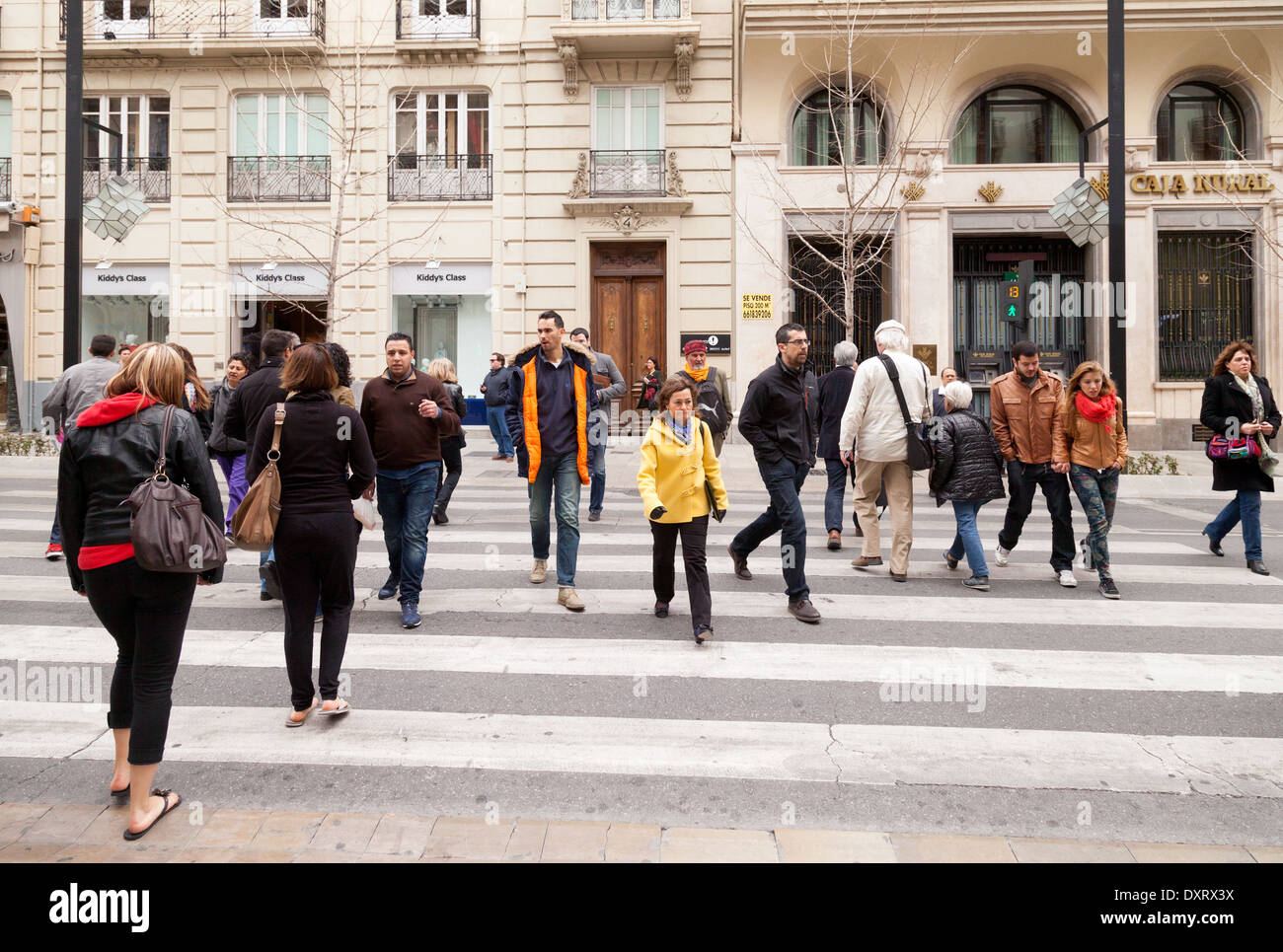Los peatones de cruzar una calle en España; - el pueblo español en Granada, Andalucía, España, Europa Foto de stock