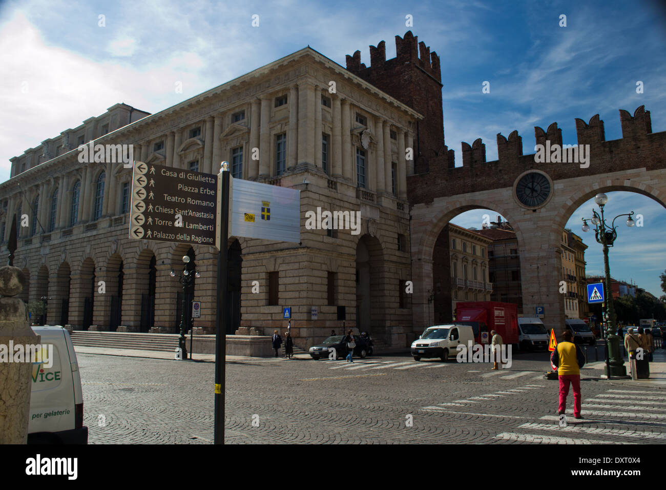 Abril 26,2012.Verona,Italia.restaurantes para turistas en la plaza Bra' en frente de la famosa arena Foto de stock