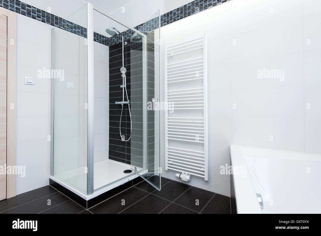 Moderno cuarto de baño con ducha y bañera. Foto de stock