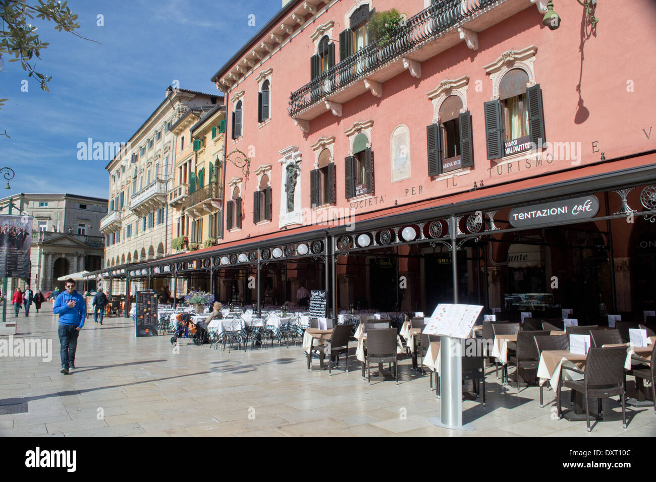 Abril 26,2012.Verona,Italia.restaurantes para turistas en la plaza Bra' en frente de la famosa arena Foto de stock