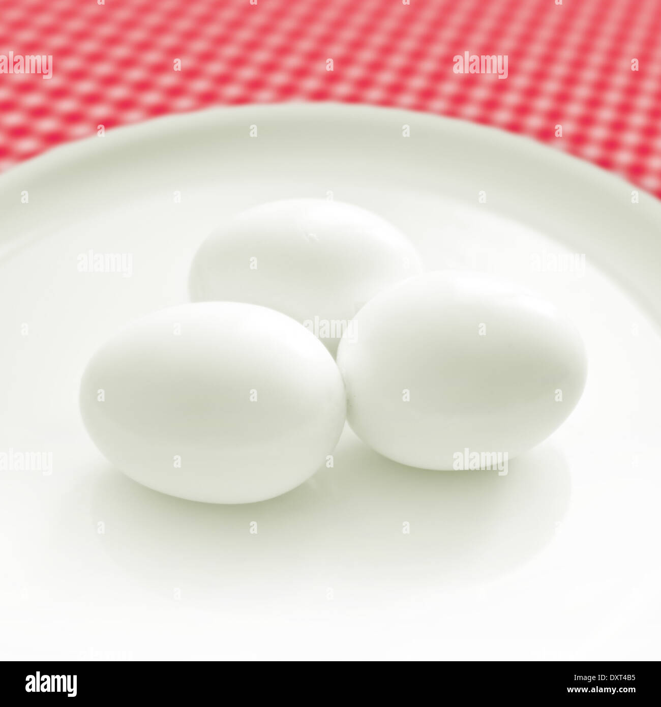 Los huevos de pollo cocido servido en placa blanca para el desayuno Foto de stock