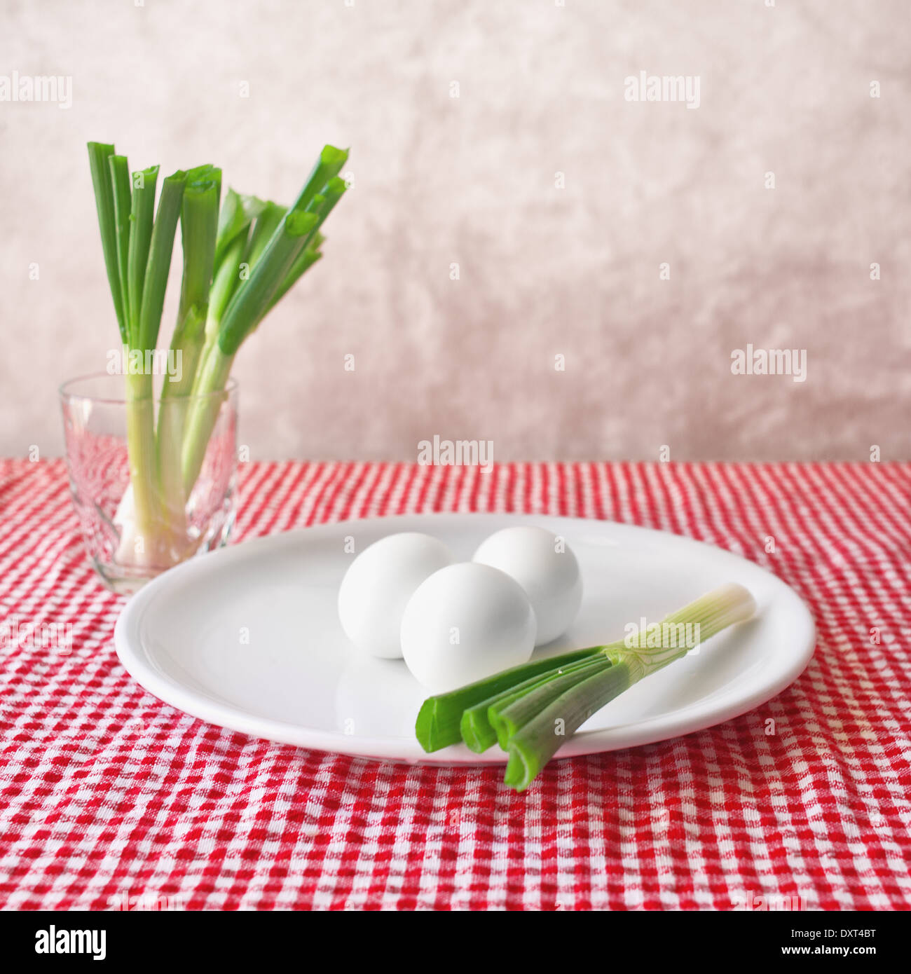 Los huevos de pollo cocido y cebolla dulce servido sobre placa blanca para el desayuno Foto de stock