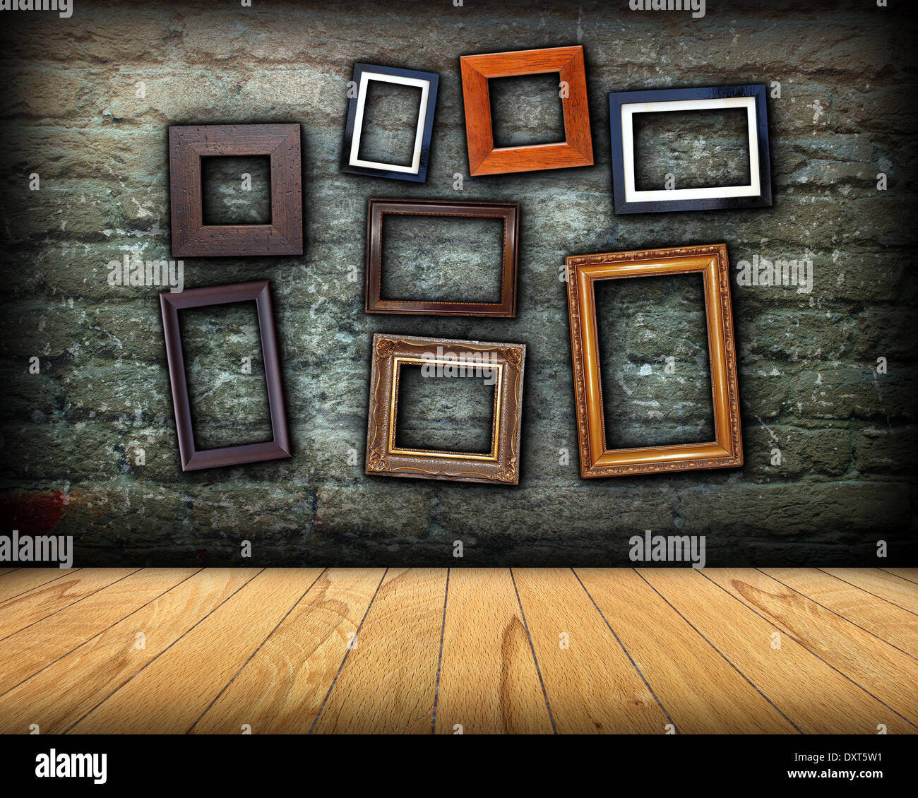 Rayado pared llena de marcos de madera para su diseño o mensaje Fotografía  de stock - Alamy