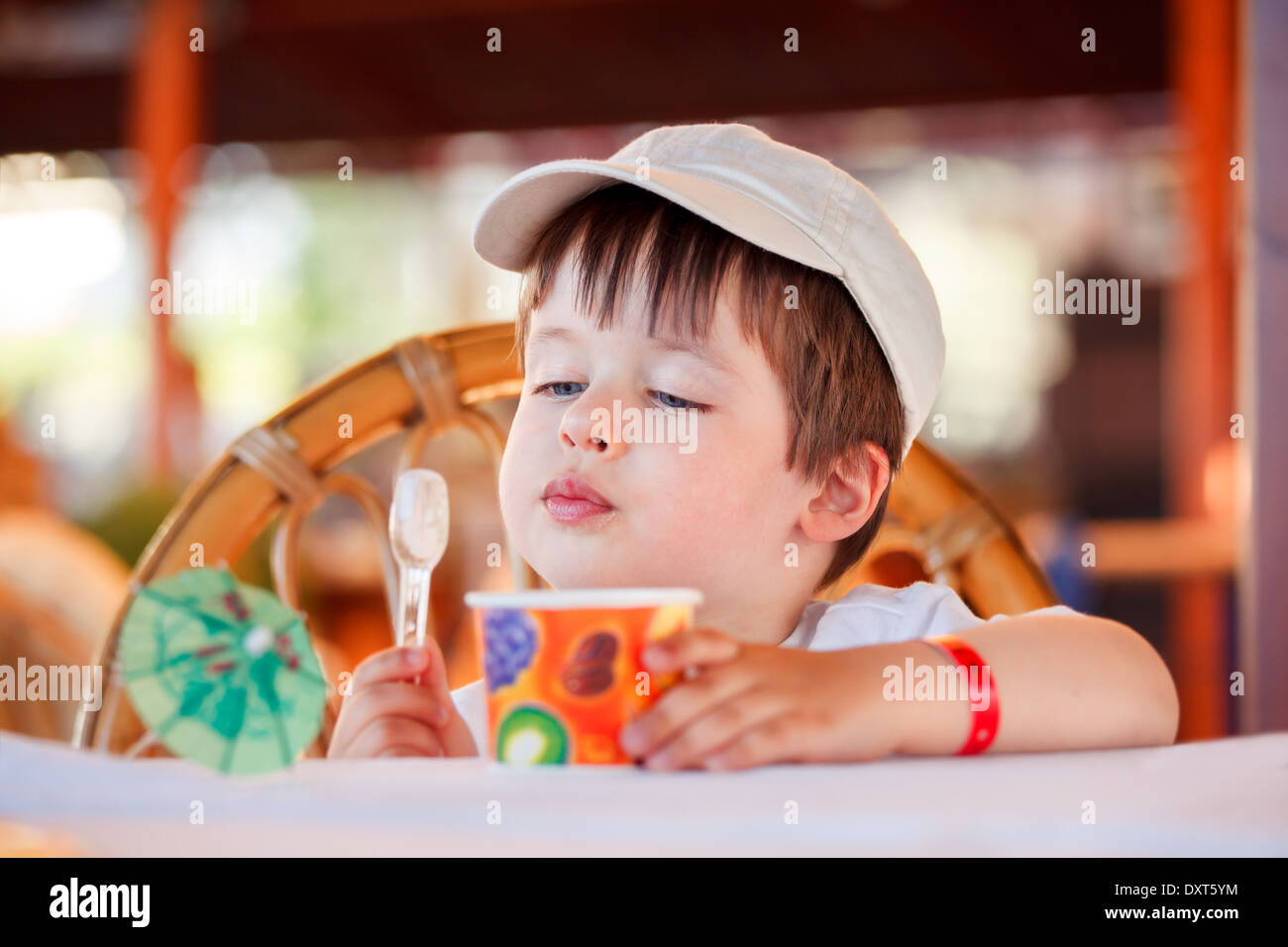 Cute little boy comer helado en la cafetería interior Foto de stock