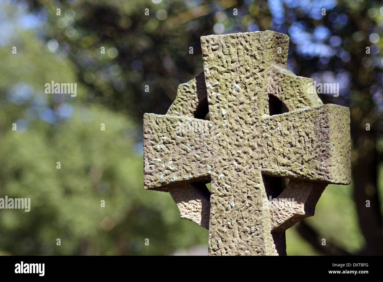 Cruz en el cementerio viejo religioso, Scarborough, Inglaterra. Foto de stock