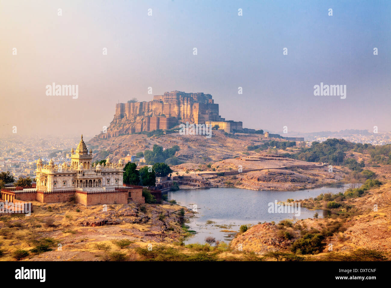 La India, Rajastán, Jodhpur, Jaswant Thada Templo y Mehrangarh Fort Foto de stock