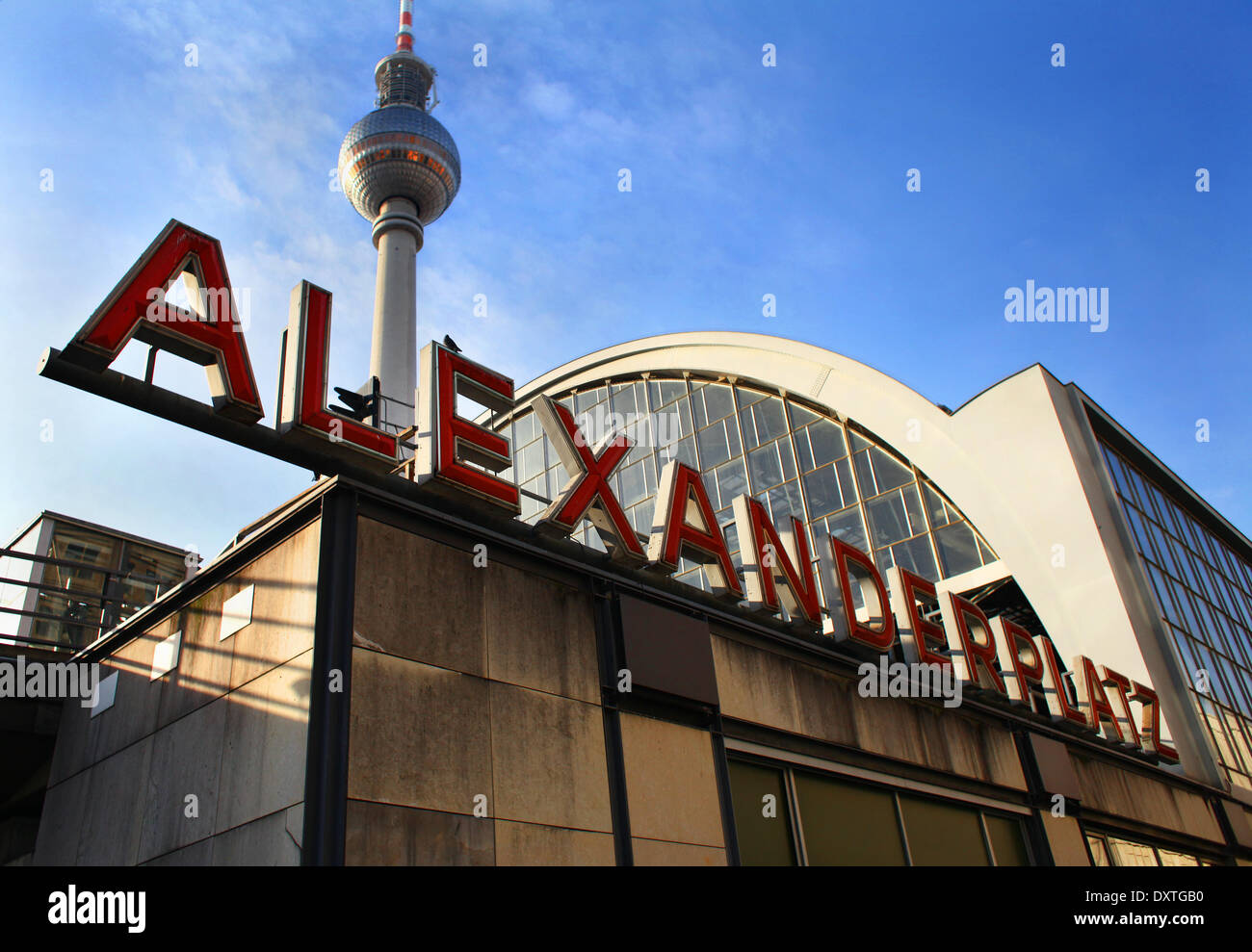 La estación de S-Bahn Berlin Alexanderplatz, fotografiado el 02 de febrero de 2014. En backgrund es la torre de televisión.Foto: Wolfram Steinberg dpa Foto de stock