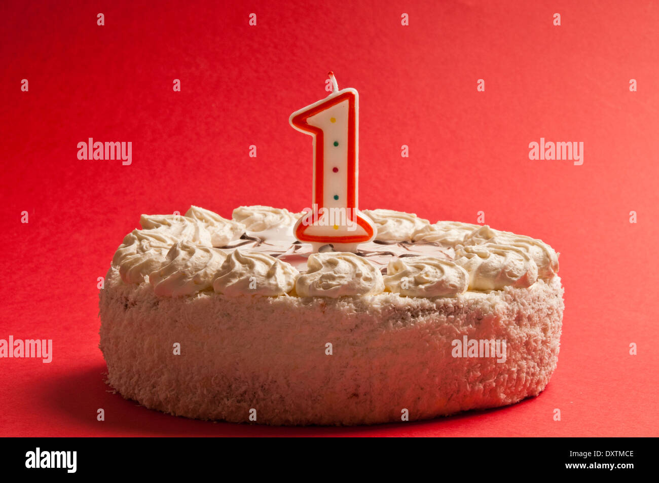 Tarta de Cumpleaños con número de vela - 1 año Fotografía de stock - Alamy
