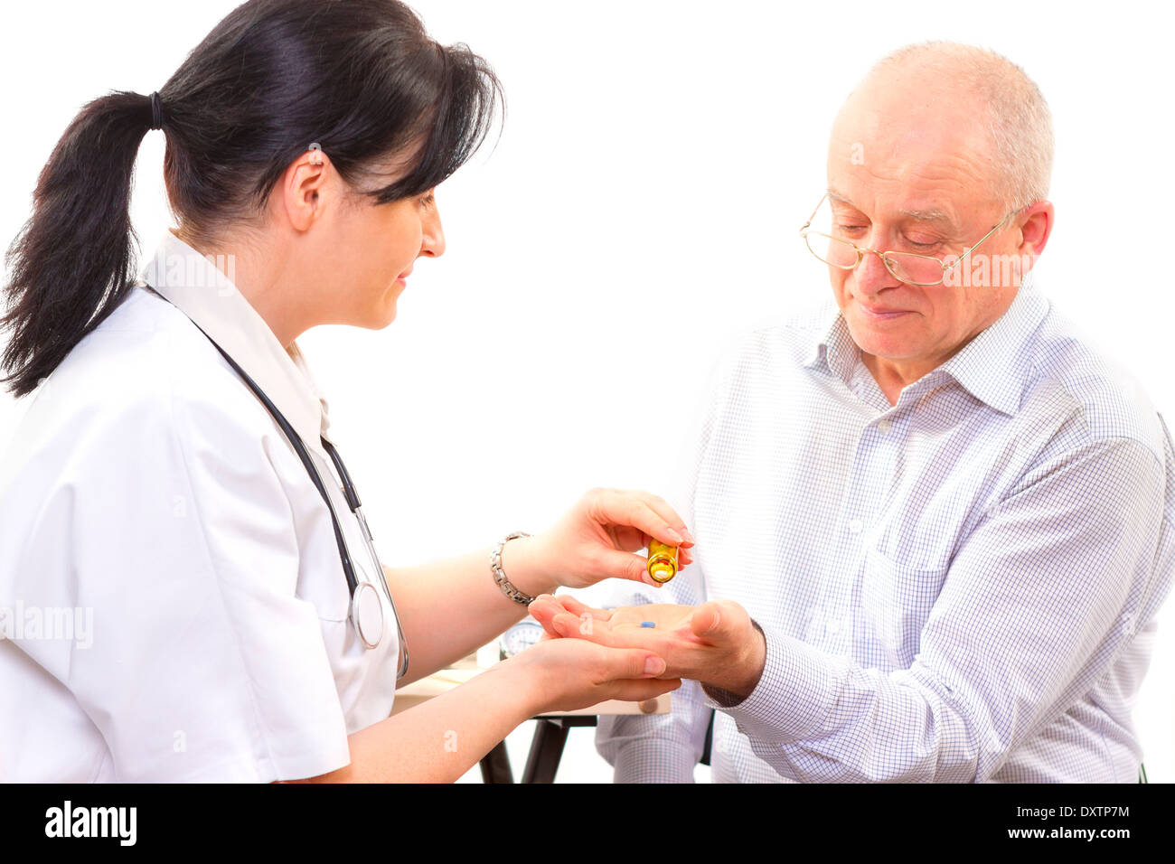 Doctor dándole el medicamento a un hombre senior. centrarse en las píldoras Foto de stock