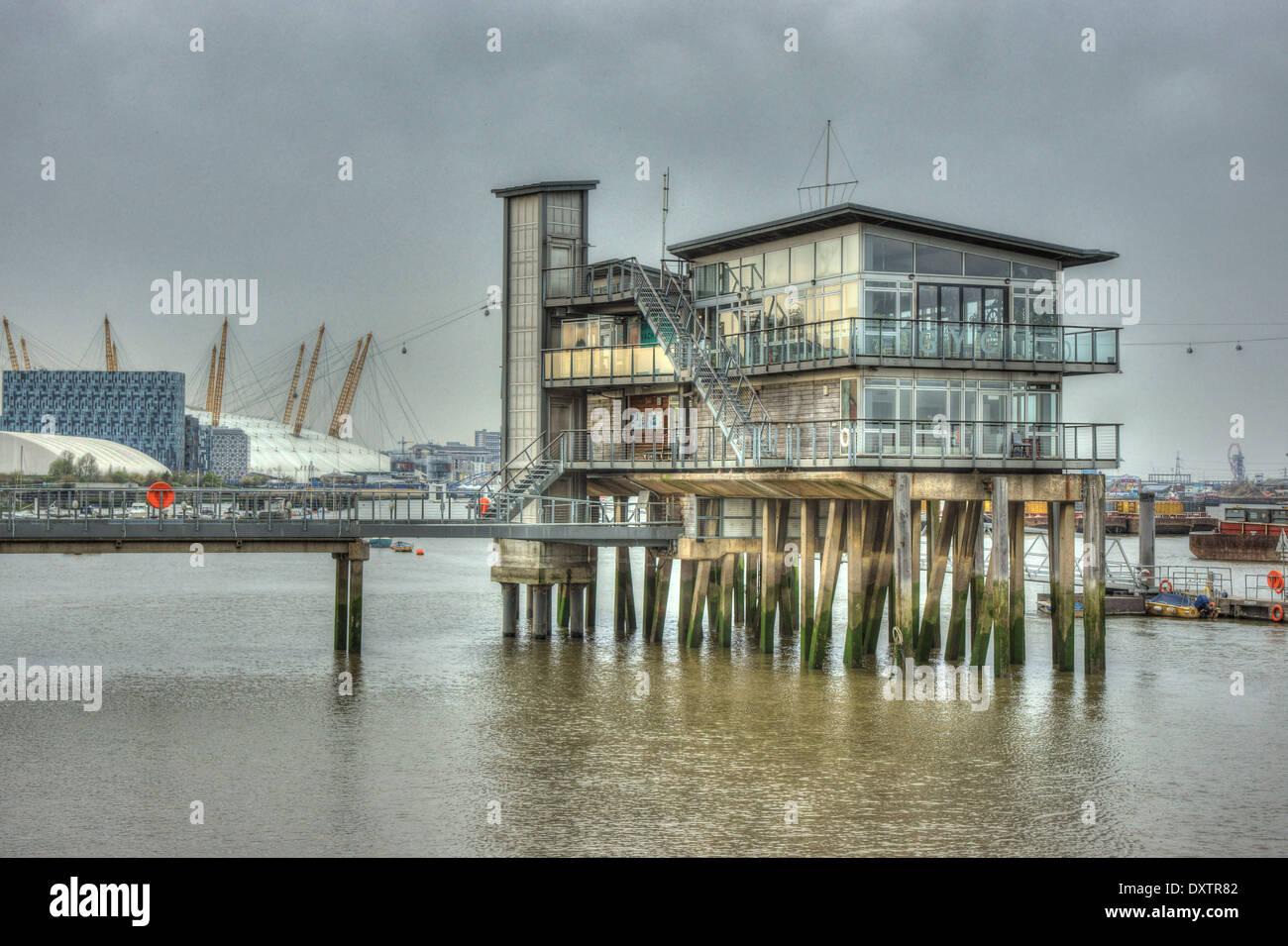 Greenwich club barco sobre el río Támesis, Londres Foto de stock