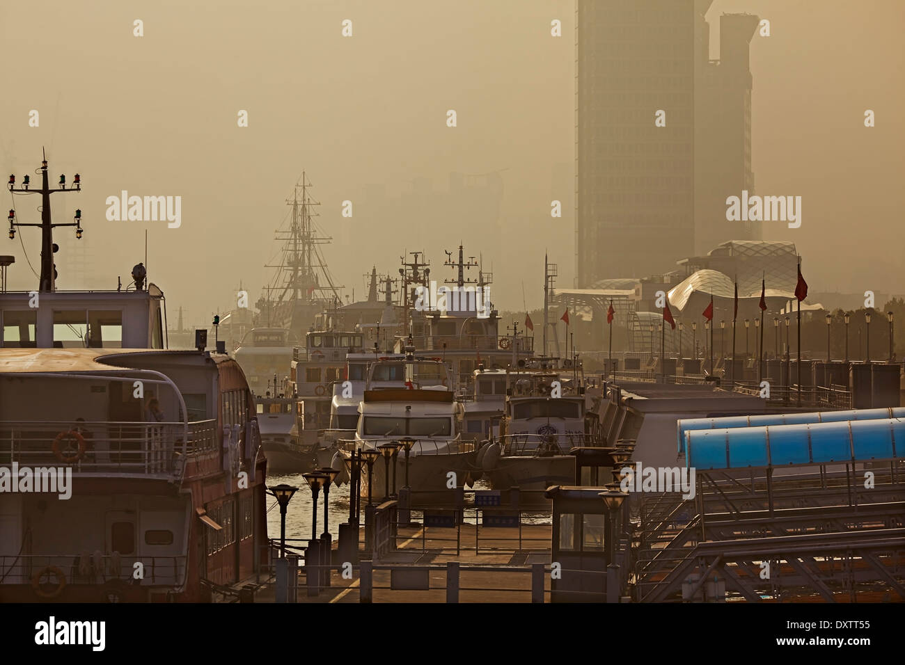 El muelle para cruceros fluviales, en el Bund, a lo largo de las orillas del río Huangpu, en Shanghai, China. Foto de stock