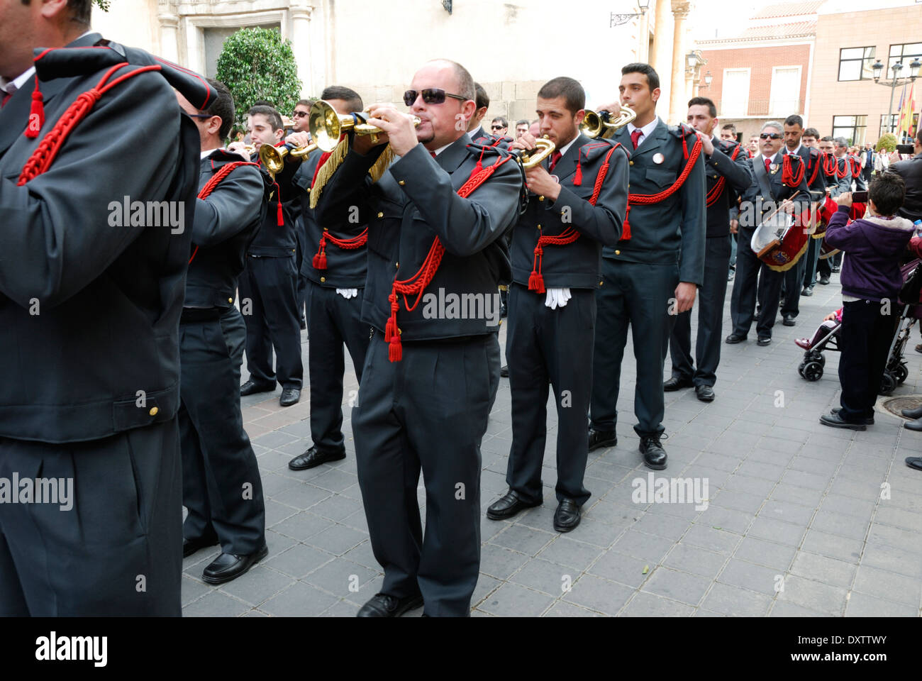 Los músicos tocando en y tambores (banda de y