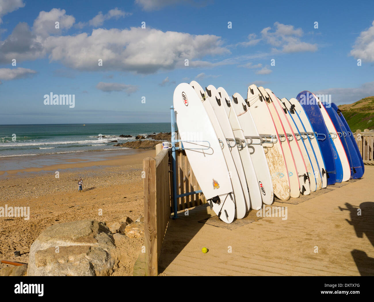 La playa Fistral Newquay Cornwall fila de tablas de surf para alquilar. Foto de stock