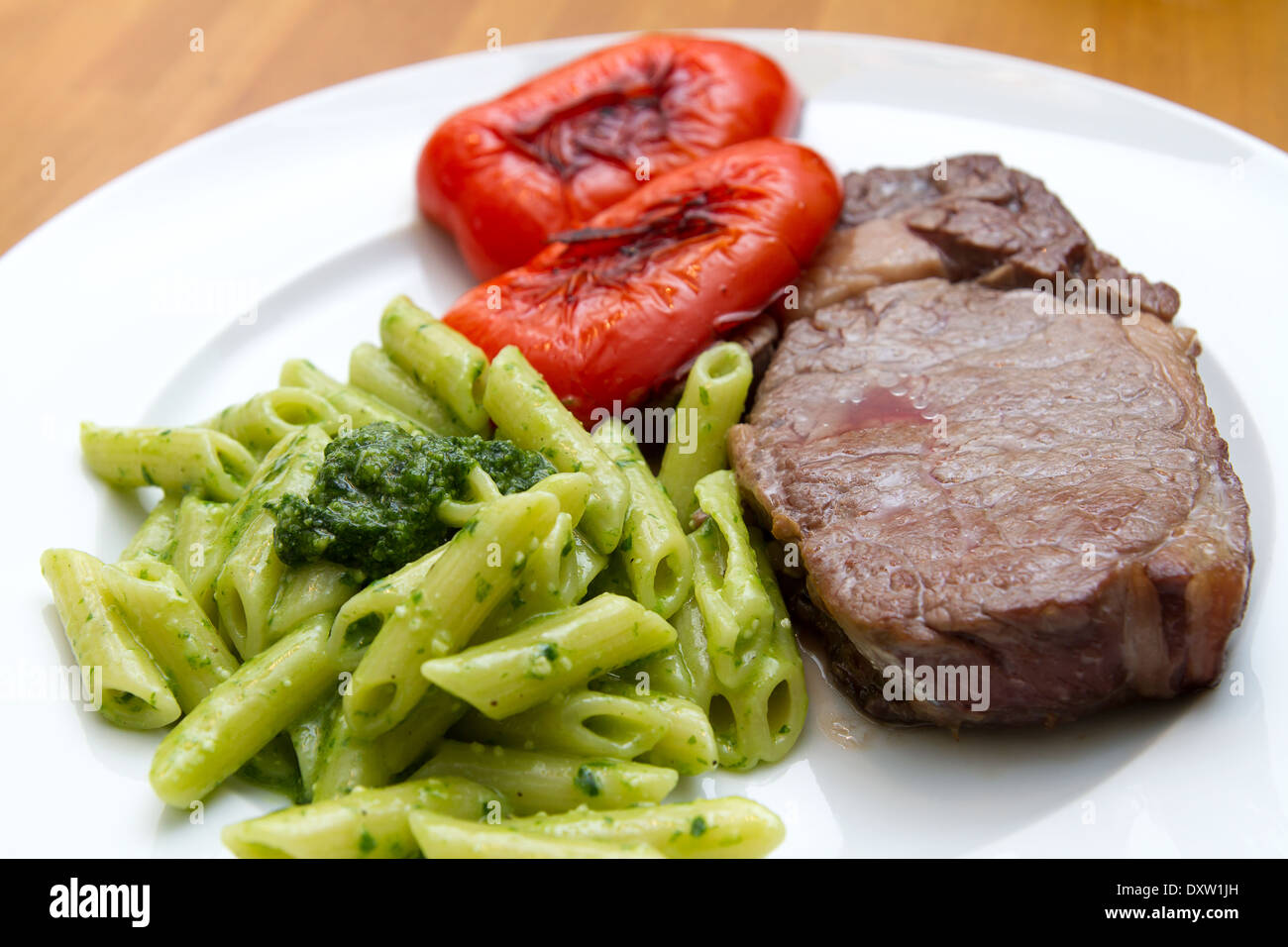 Steak mit Bärlauchpesto, Nudeln und pimentón Foto de stock