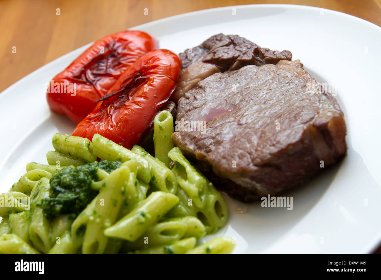 Steak mit Bärlauchpesto, Nudeln und pimentón Foto de stock