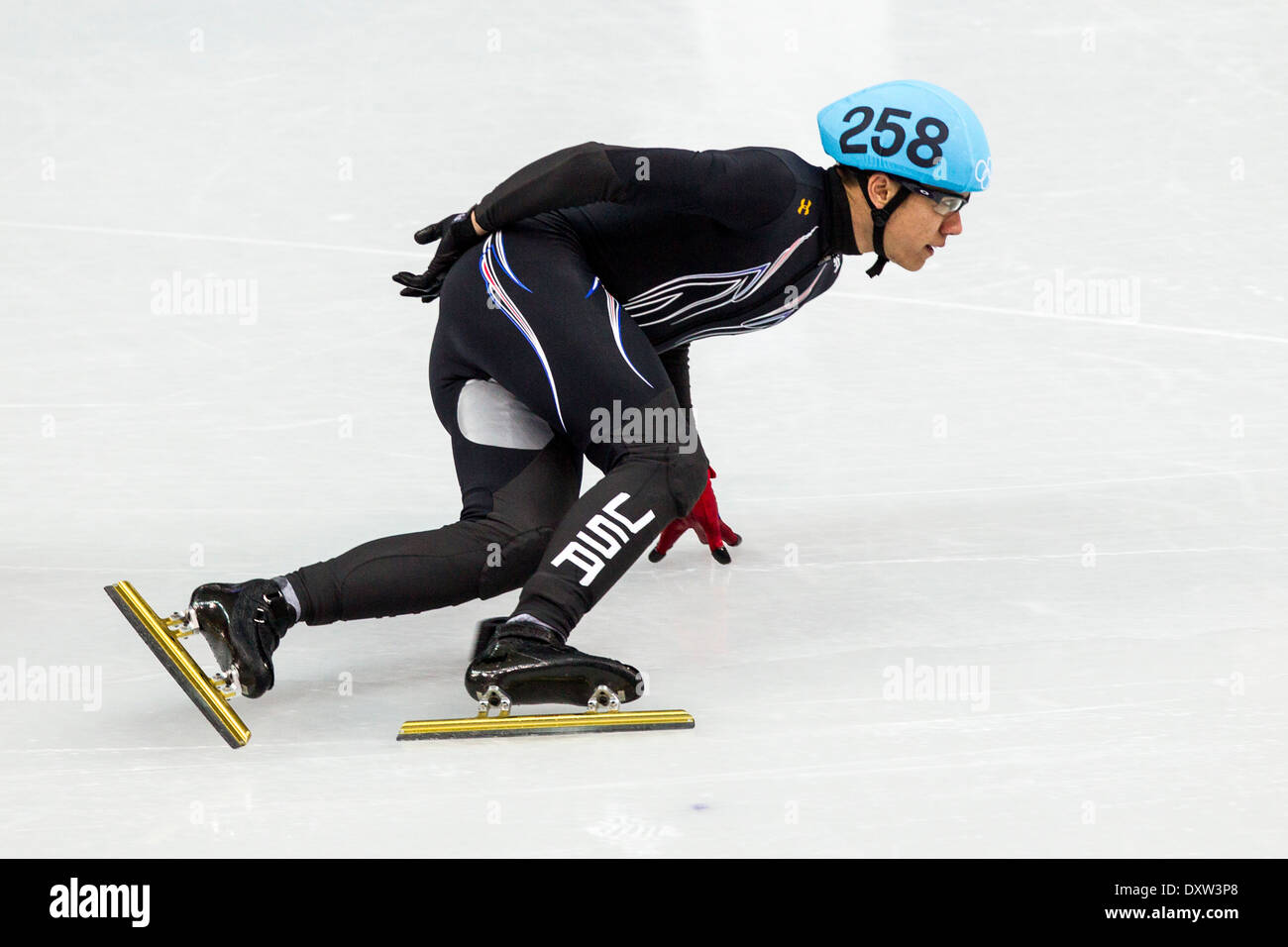 J.R. Celski (USA) compitiendo en los hombres de la pista corta 1500m de semifinales de los Juegos Olímpicos de Invierno, Sochi 2014 Foto de stock