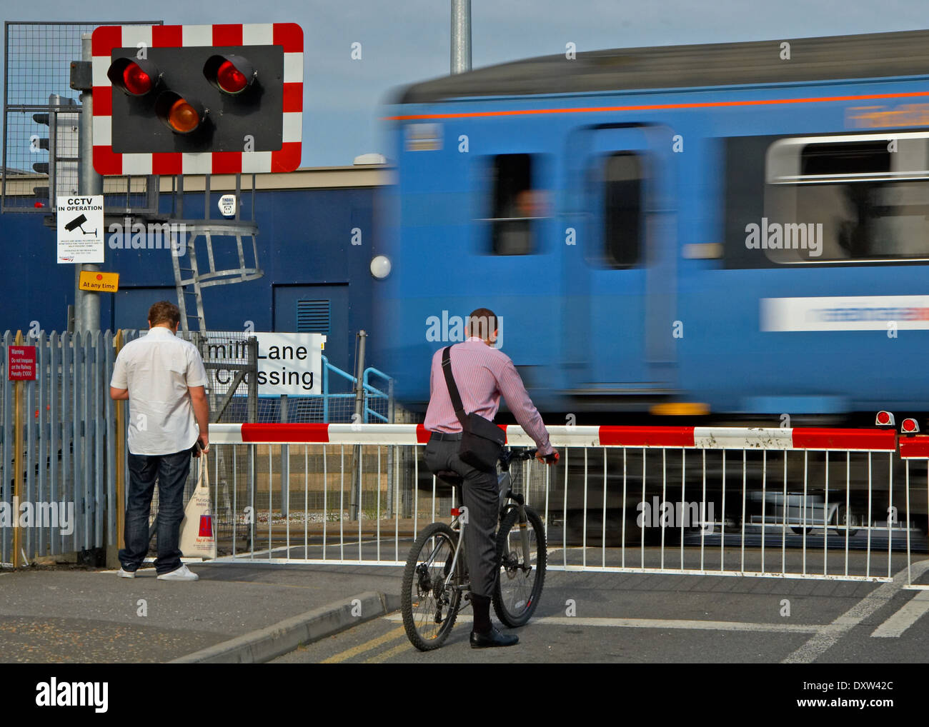 Los viajeros que viajan en bicicleta para trabajar en una calle urbana Foto de stock