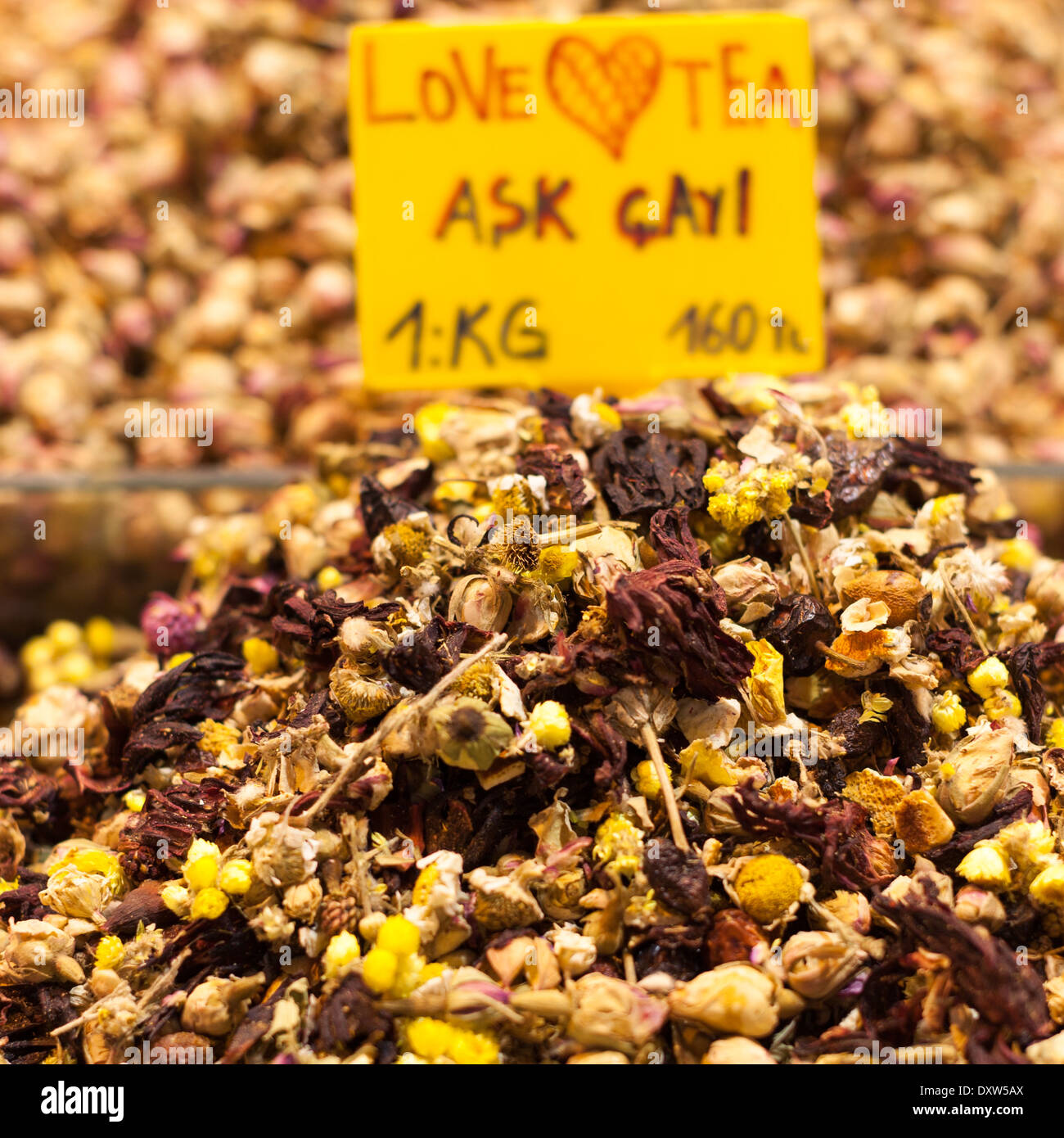Pregunte Cayi, amor mezcla de té en el mercado turco puesto Foto de stock