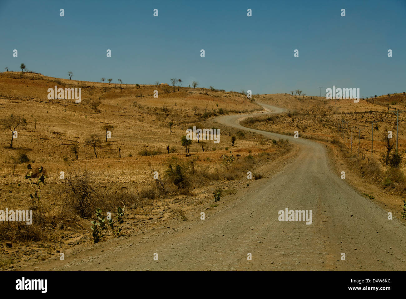 Abrir vista polvorientas carreteras sinuosas etíope scrub hill Foto de stock