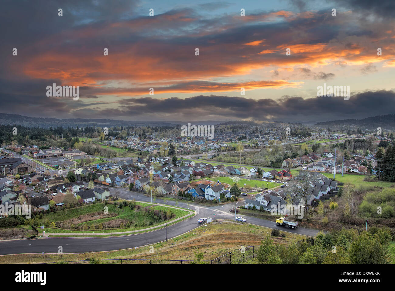 Nublado atardecer en Estados Unidos de Norteamérica subdivisión residencial suburbana en Happy Valley, Oregon Foto de stock