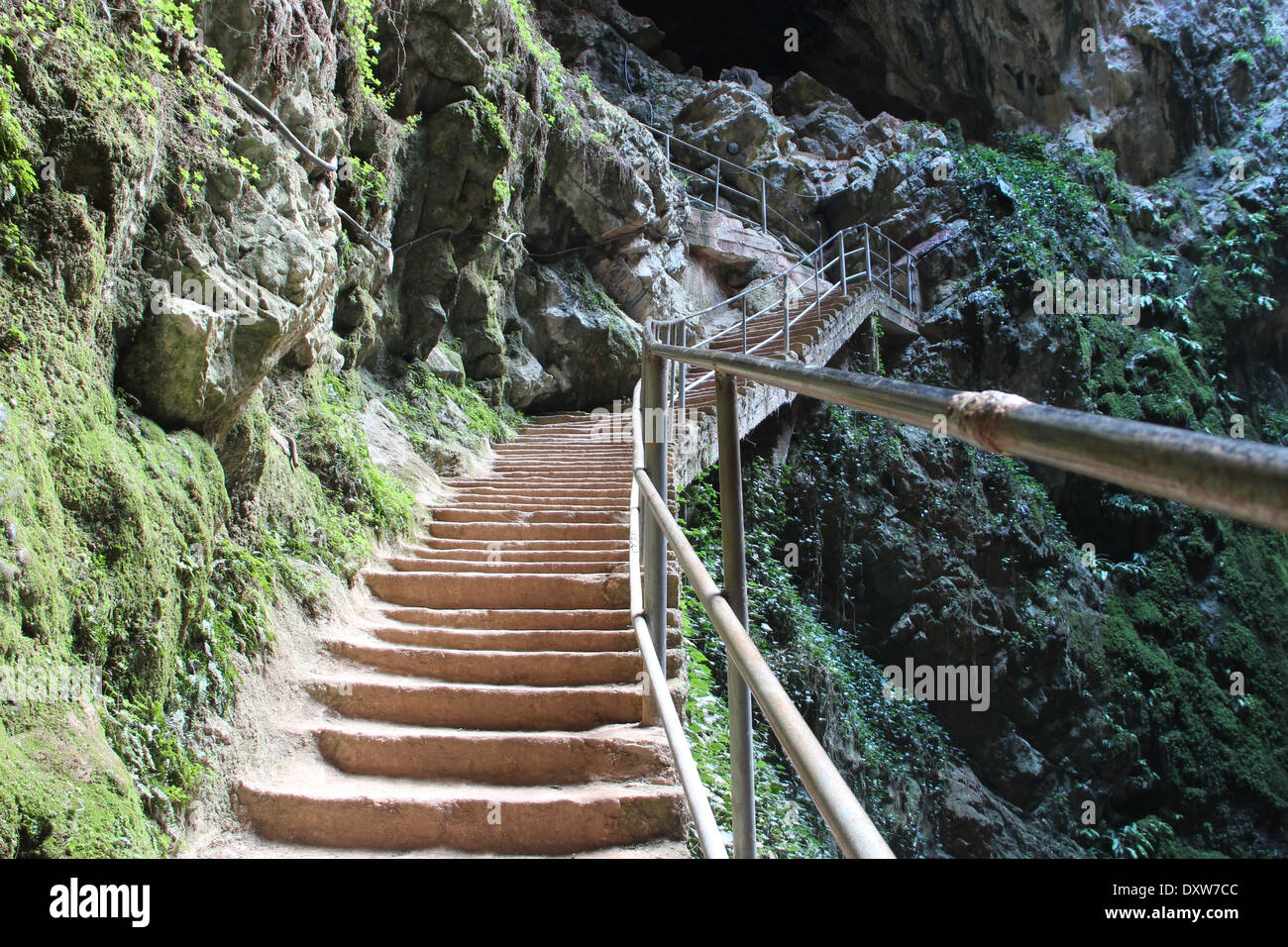 Escaleras descienden a la caverna de cerca friouato taza Marruecos  Fotografía de stock - Alamy