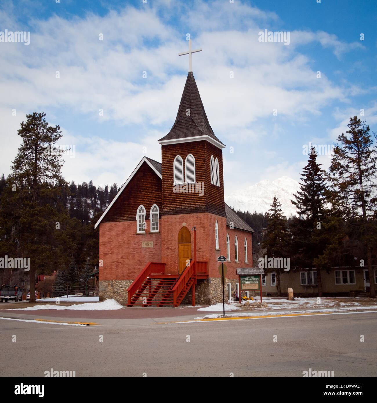 Una vista de la linda, pequeña Iglesia Luterana en Jasper Jasper, Parque Nacional Jasper, Canadá. Foto de stock