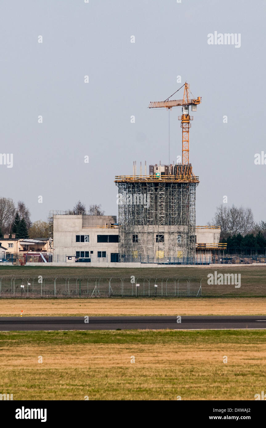 En Poznan, Polonia. 31 Mar, 2014. La construcción de una nueva torre de control del tráfico aéreo en el aeropuerto de Poznan - Lawica. Crédito: Lukas Juszczak/Alamy Live News Foto de stock