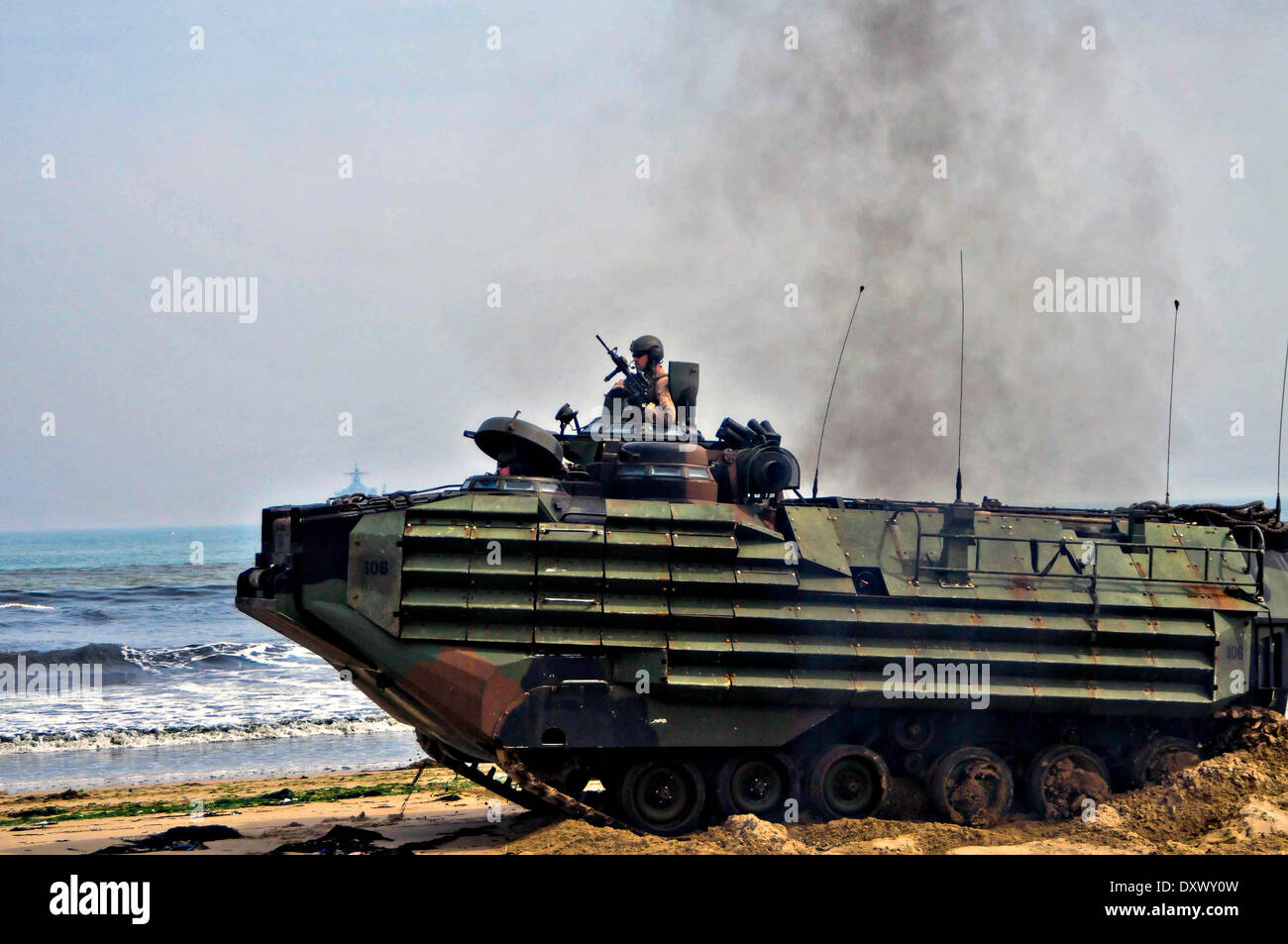 Los Marines de Corea del Sur los vehículos de asalto anfibio roll on a la playa durante un simulacro de asalto anfibio parte del ejercicio de entrenamiento conjunto Ssang Yong Marzo 31, 2014 en Doksu-Ri, Pohang, Corea del Sur. Foto de stock