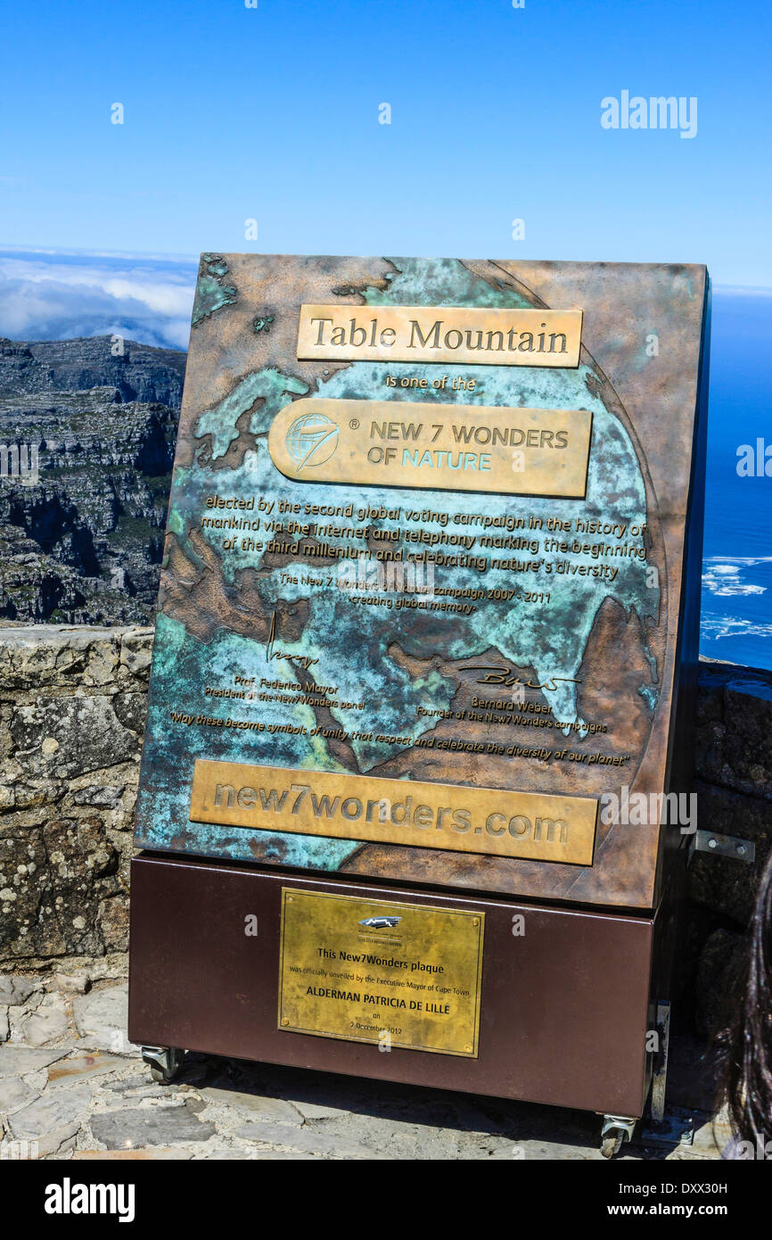 Panel de información, "nuevas 7 maravillas de la naturaleza' en la Table Mountain, Ciudad del Cabo, Western Cape, Sudáfrica Foto de stock